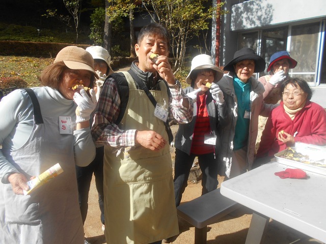 http://www.naguri-genki.com/blog/uploaded/senior191102yakiimo2.jpg