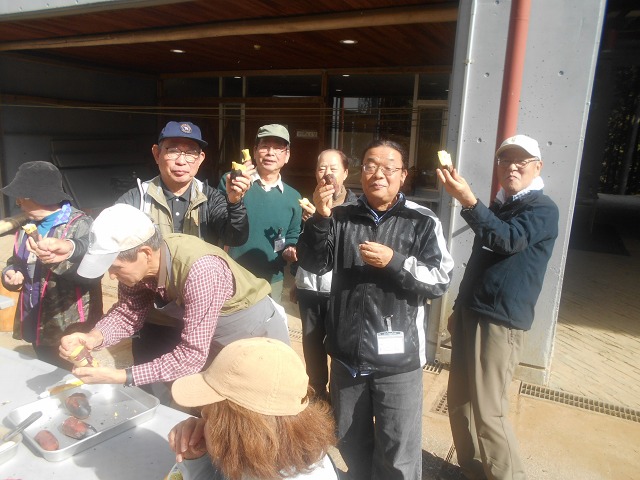 http://www.naguri-genki.com/blog/uploaded/senior191102yakiimo3.jpg